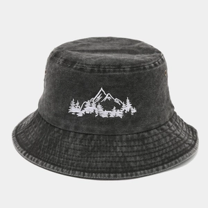 Détail de la broderie montagne et forêt sur un bob en coton gris délavé rétro