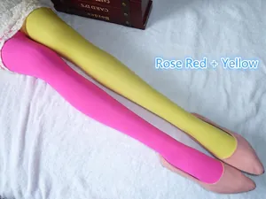 Détail de collants en velours asymétriques rose rouge et jaune avec talons hauts