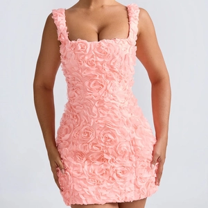 Détail de la texture florale 3D rose sur une robe courte moulante avec col carré chic