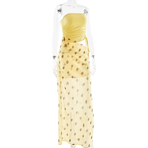 Détail du haut bandeau jaune et de la jupe longue transparente à pois sur mannequin