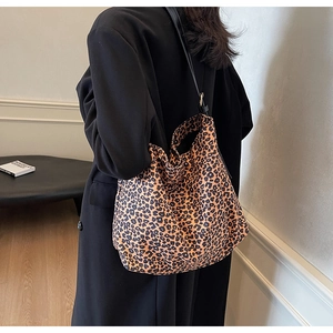 Vue détaillée du grand sac seau à imprimé léopard avec bandoulière en cuir noir
