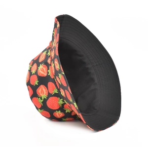Détail du chapeau bob réversible avec imprimé fraise et doublure en toile de coton noir
