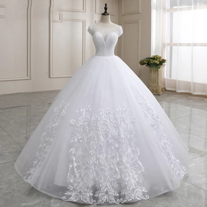 Robe de mariée princesse blanche avec broderies en dentelle et longue traîne royale