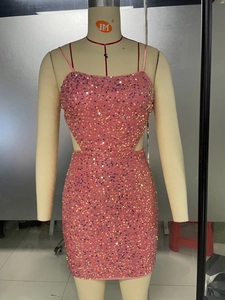 Dettaglio mini abito rosa con paillettes caratterizzato da ritagli laterali e spalline