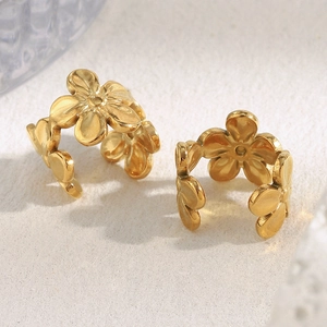 Boucles d'oreilles fleurs en acier inoxydable plaqué or 18K au design vintage chic