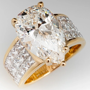 Pear-cut zirconia ring with side micro-pave square diamonds in golden finish