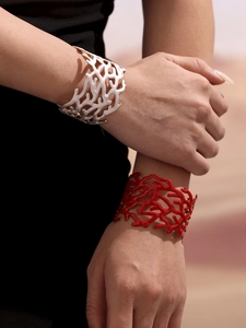 Bracelets manchettes artistiques en forme de corail rouge et blanc sur le poignet