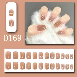 Detailansicht der rosa Press-on-Nägel mit Glitzerverlauf, Perlen und 24-teiligem Set