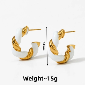 Vue détaillée des boucles d'oreilles torsadées en C de 24mm en or et blanc de 15g