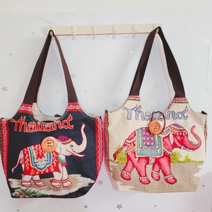 Detailansicht der Ethno-Stofftaschen mit Elefanten-Stickerei und Holzknopf-Verschluss
