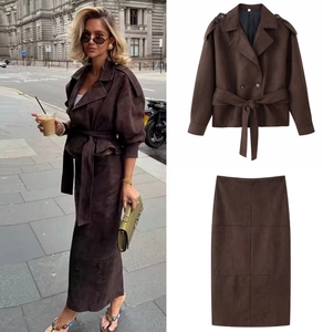 Ensemble deux pièces en daim marron foncé avec veste à double boutonnage et jupe longue