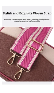 Détail de la bandoulière jacquard rose et beige sur un sac bandoulière en cuir marron