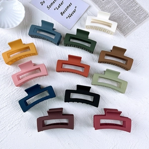 Vue macro des pinces à cheveux rectangulaires mates en douze couleurs Morandi variées