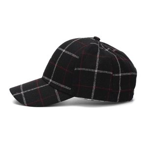 Vista lateral de una gorra de béisbol estructurada con estampado de cuadros negro y rojo