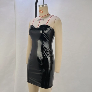 Détail de la robe moulante en similicuir noir brillant avec décolleté en cœur et texture