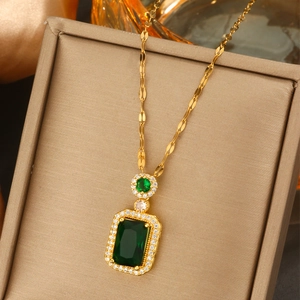 Detailaufnahme der Halskette mit smaragdgrünem Anhänger und Zirkonia auf Goldkette