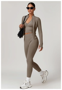 Texture de maille de l'ensemble de yoga sans couture avec taille côtelée et veste taupe