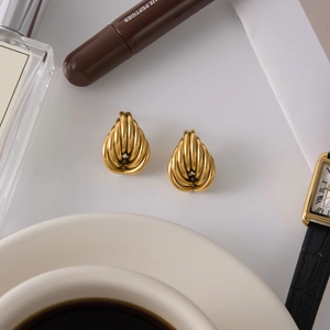 Élégantes boucles d'oreilles goutte dorées à texture spirale avec montre et café