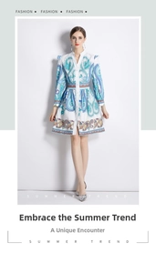 Détail de la robe à manches longues et col en V avec imprimé paisley bleu sur blanc
