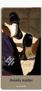 Détail de mocassins en cuir noir brillant avec des chaussettes épaisses en coton blanc