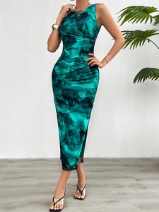 Détail d'une robe sans manches imprimée verte avec des fronces et une coupe ajustée