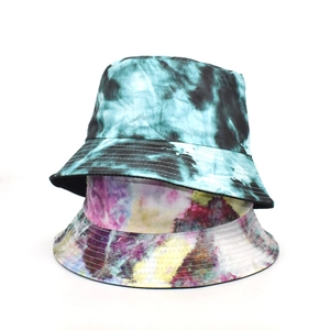 Détail de bobs réversibles tie-dye aux motifs bleu noir et multicolores éclatants