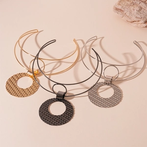 Drie minimalistische metalen halskettingen in goud, zilver en zwart met gaas hangers
