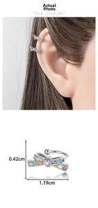 Détail du protège-oreille nœud en zircon coloré avec dimensions 1,19cm et 0,42cm