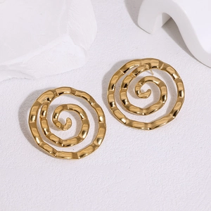 Boucles d'oreilles spirales minimalistes avec placage en or 18k et texture martelée