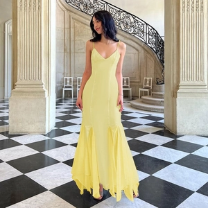Robe longue dos nu jaune clair avec fines bretelles et ourlet sirène à volants