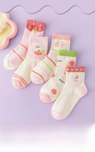 Lot de cinq chaussettes mi-hautes bébé avec motifs fraise lapin et bords dentelle ondulée