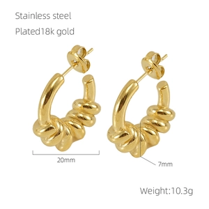 Détail de boucles d'oreilles créoles torsadées en acier plaqué or 18 carats avec dimensions