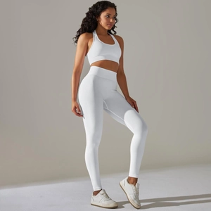 Ensemble de yoga blanc sans couture avec brassière dos nageur et legging à taille haute