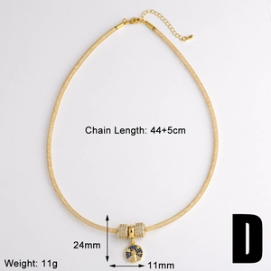 Detail van de gouden ketting met kralenhangers en hangerafmetingen van 24 mm x 11 mm