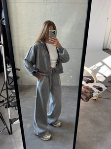 Détail de l'ensemble sweat à capuche zippé gris délavé et pantalon de sport large