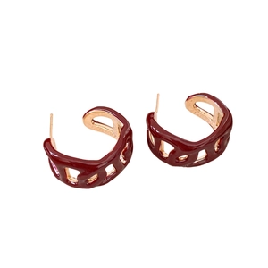 18K gold plated C-shaped burgundy chain link earrings with minimalist hollow design