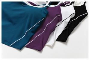 Détail des hauts de yoga avec rayures blanches contrastées en plusieurs coloris