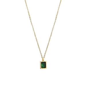 Elegante goldene Halskette mit einem smaragdgrünen rechteckigen Anhänger auf weißem Grund