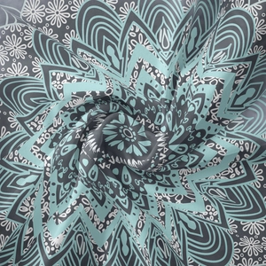 Gros plan sur le tissu d'une tapisserie mandala montrant la texture bohème bleu et gris