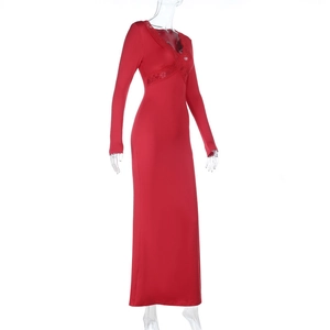 Détail de la robe moulante rouge avec une bordure en dentelle élégante sur le col en V