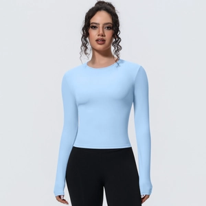 Détail du tissu haute élasticité et de la coupe slim sur un haut de yoga bleu clair