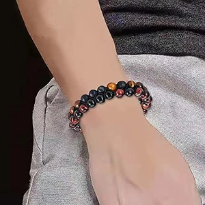 Bracelet double couche pour homme en œil de tigre et obsidienne noire sur le poignet