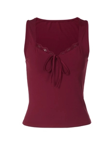 Dettaglio dello scollo a V con pizzo e fiocco su questo top bordeaux senza maniche