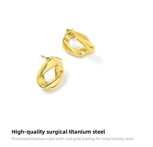 Détail de boucles d'oreilles torsadées en acier titane plaqué or 18 carats durable