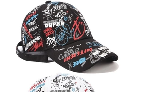 Gros plan de casquettes de baseball graffiti hip-hop avec imprimés et détails de sangle