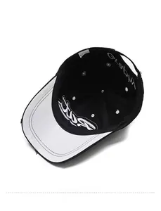 Détails de l'intérieur d'une casquette en coton avec broderie et bande de propreté