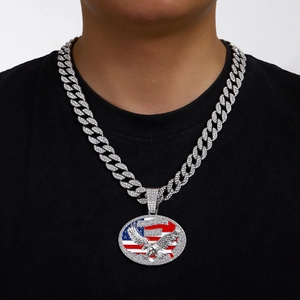 Collier gourmette argentée avec pendentif aigle drapeau USA porté par un modèle
