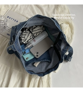 Détail intérieur d'un grand sac fourre-tout en jean avec fermeture éclair pratique