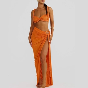 Ensemble de plage deux pièces orange avec détails en corde et jupe portefeuille fendue