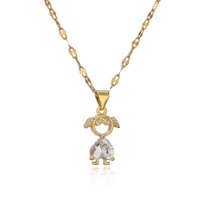 Elegante collana con angelo dorato e ciondolo in zircone a cuore su sfondo bianco